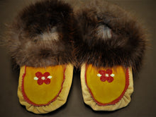 Load image into Gallery viewer, SIZE 6 MOCCASINS (BEAVER FUR)