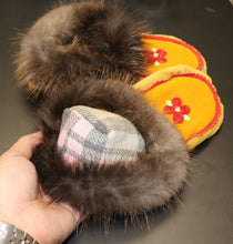 Load image into Gallery viewer, SIZE 6 MOCCASINS (BEAVER FUR)