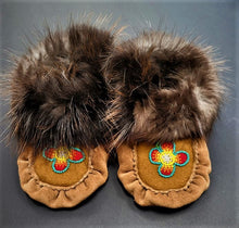 Load image into Gallery viewer, Toddler Moccasins 3T 4T Beaver fur