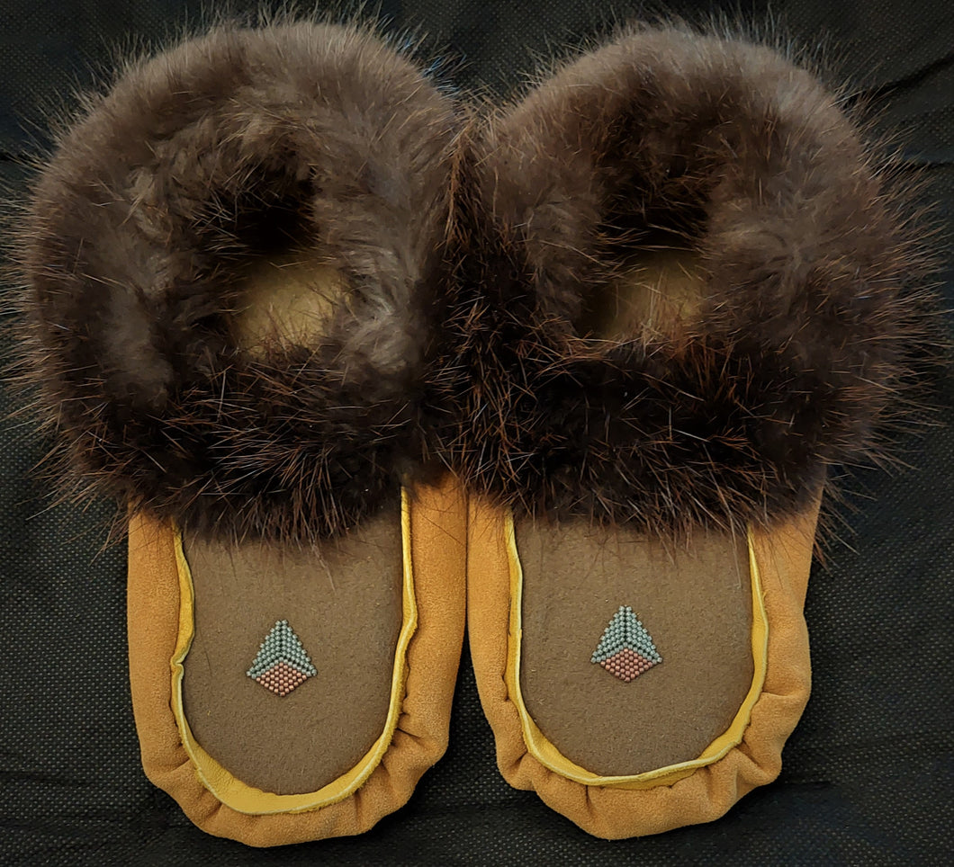 SIZE 6 MOCCASIN (BEAVER FUR) woman's size 6