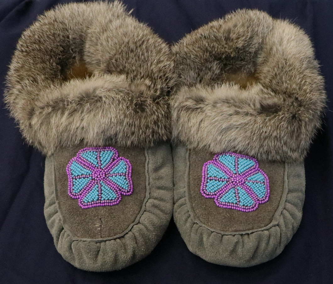 SIZE 6 MOCCASINS